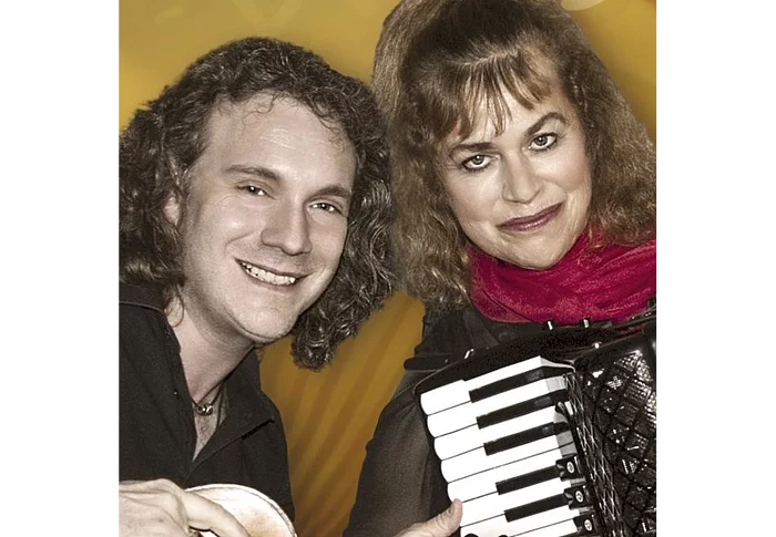 Ein Foto der Musiker mit ihren Instrumenten.