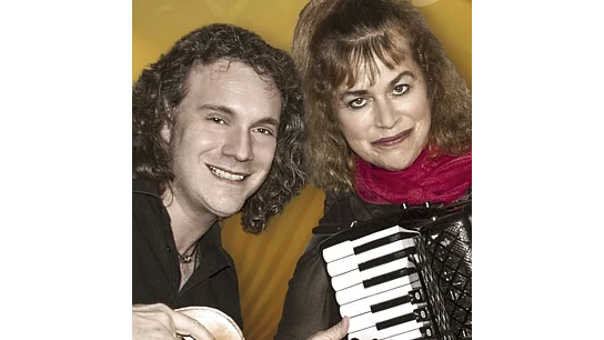 Ein Foto der Musiker mit ihren Instrumenten.