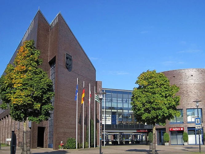 Rathaus - Außenansicht Hamburger Straße mit Beflaggung
