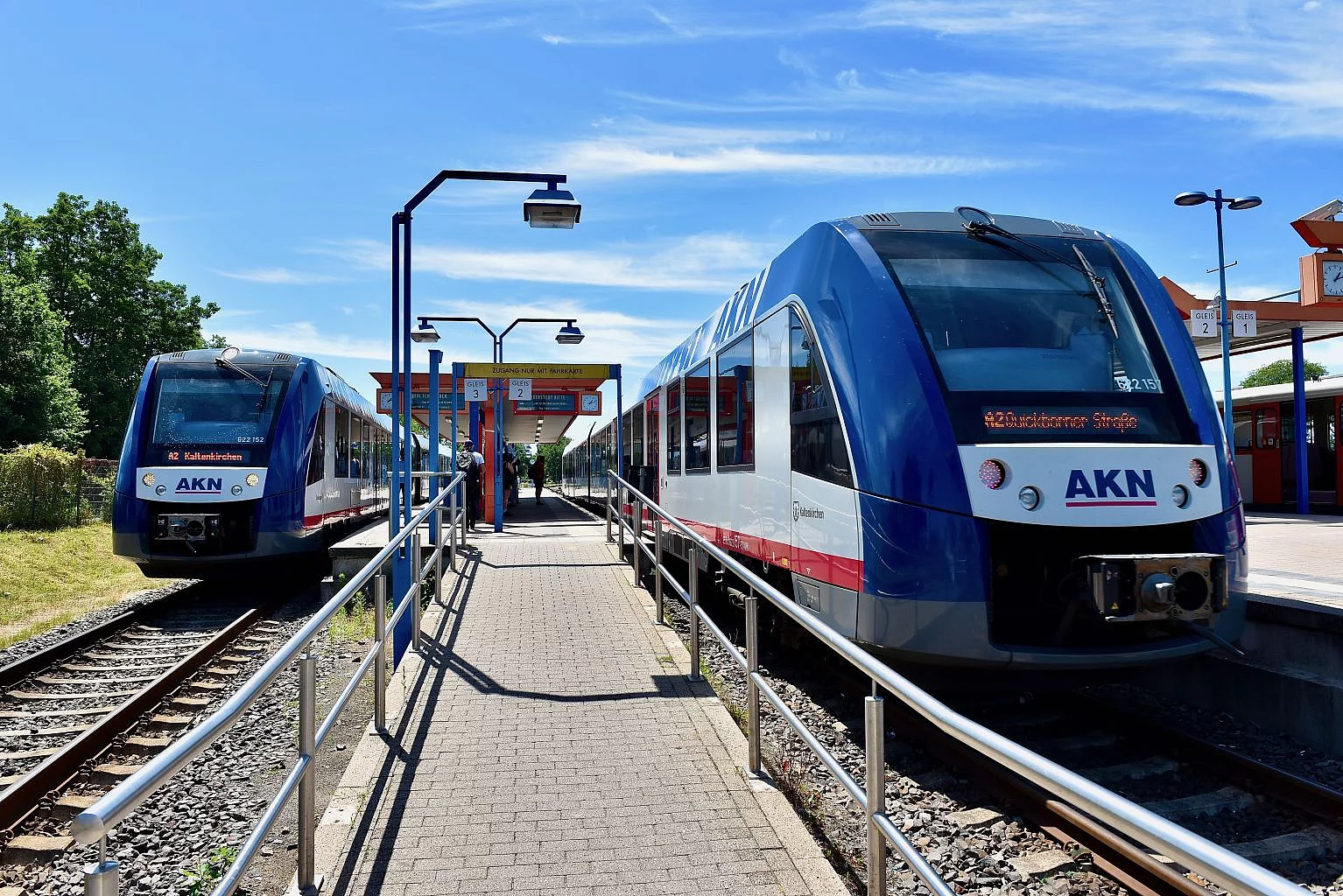 Zwei Züge der AKN, die im Bahnhof Henstedt-Ulzburg stehen