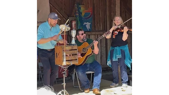 Ein Foto der Musiker mit ihren Instrumenten.