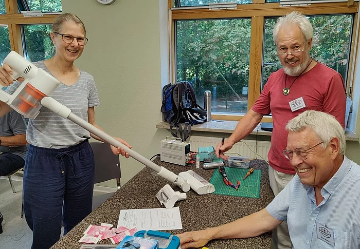 Hans Jewan (vorn) und Manfred Ulbricht bearbeiteten den Staubsauger von Anja Elsholz.