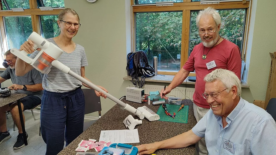 Hans Jewan (vorn) und Manfred Ulbricht bearbeiteten den Staubsauger von Anja Elsholz.