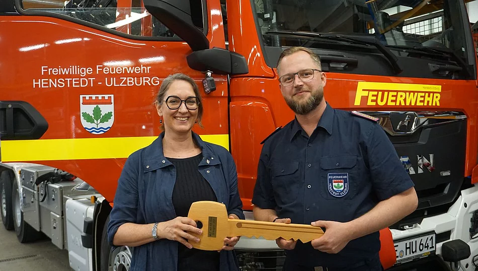 Bürgermeisterin Ulrike Schmidt überreichte den symbolischen Schlüssel an den stellvertretenden Gemeindewehrführer Steve Grube.