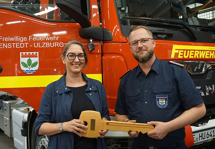 Bürgermeisterin Ulrike Schmidt überreichte den symbolischen Schlüssel an den stellvertretenden Gemeindewehrführer Steve Grube.