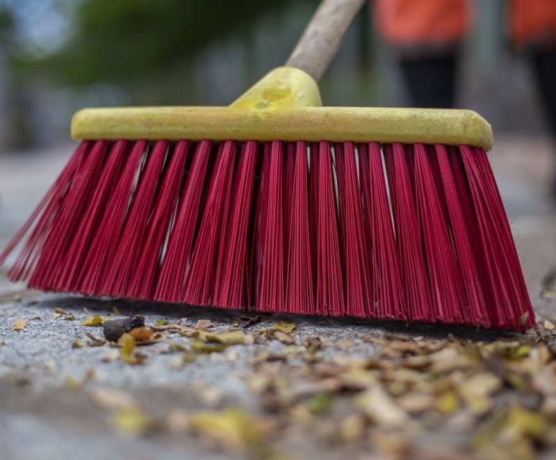 Satzung über die Straßenreinigung - Bitte helfen Sie mit und Entfernen Laub, Unrat, überschüssigem Streusand oder Kiesgeröll.