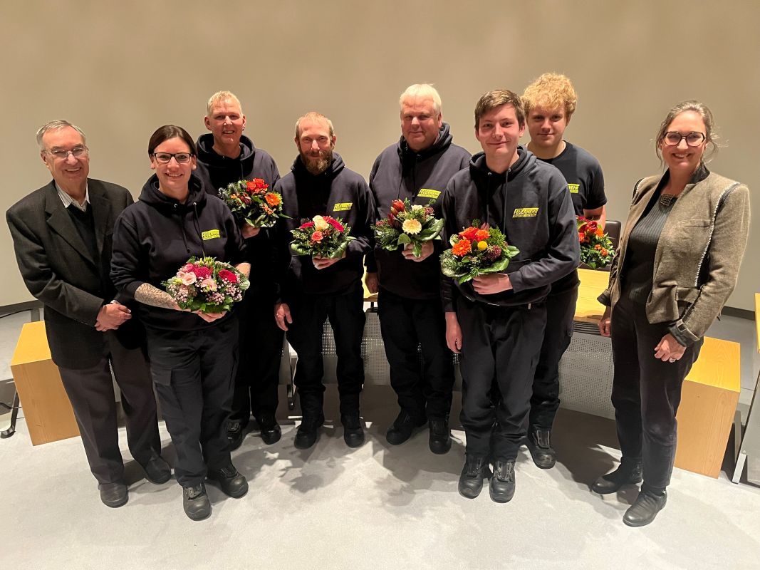 Bürgervorsteher Henry Danielski und Bürgermeisterin Ulrike Schmidt mit dem diesjährigen Bürgerpreisträger: Dem Betreuenden-Team der „Feuerfüchse“.