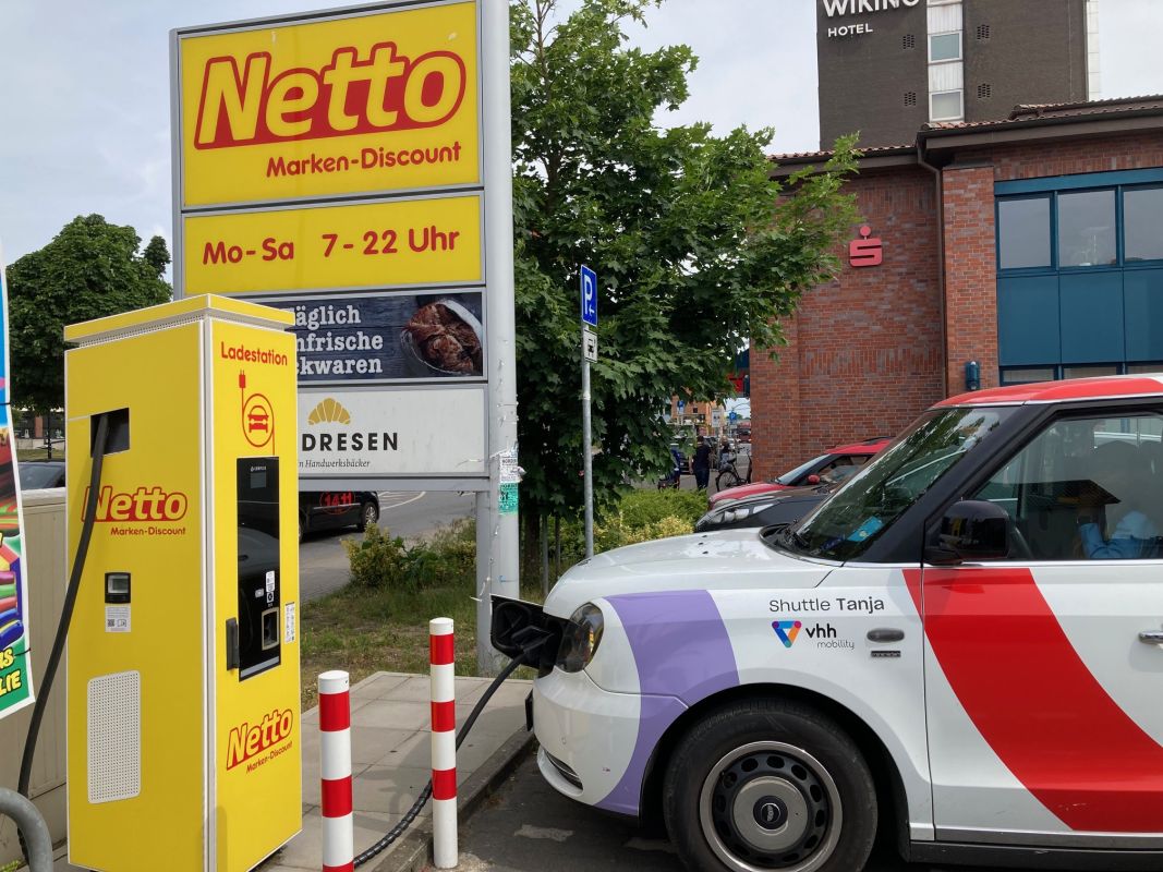 Ein „hvv hop“-Fahrzeug an der Ladestation bei Netto in der Hamburger Straße. Foto: Seniorenbeirat