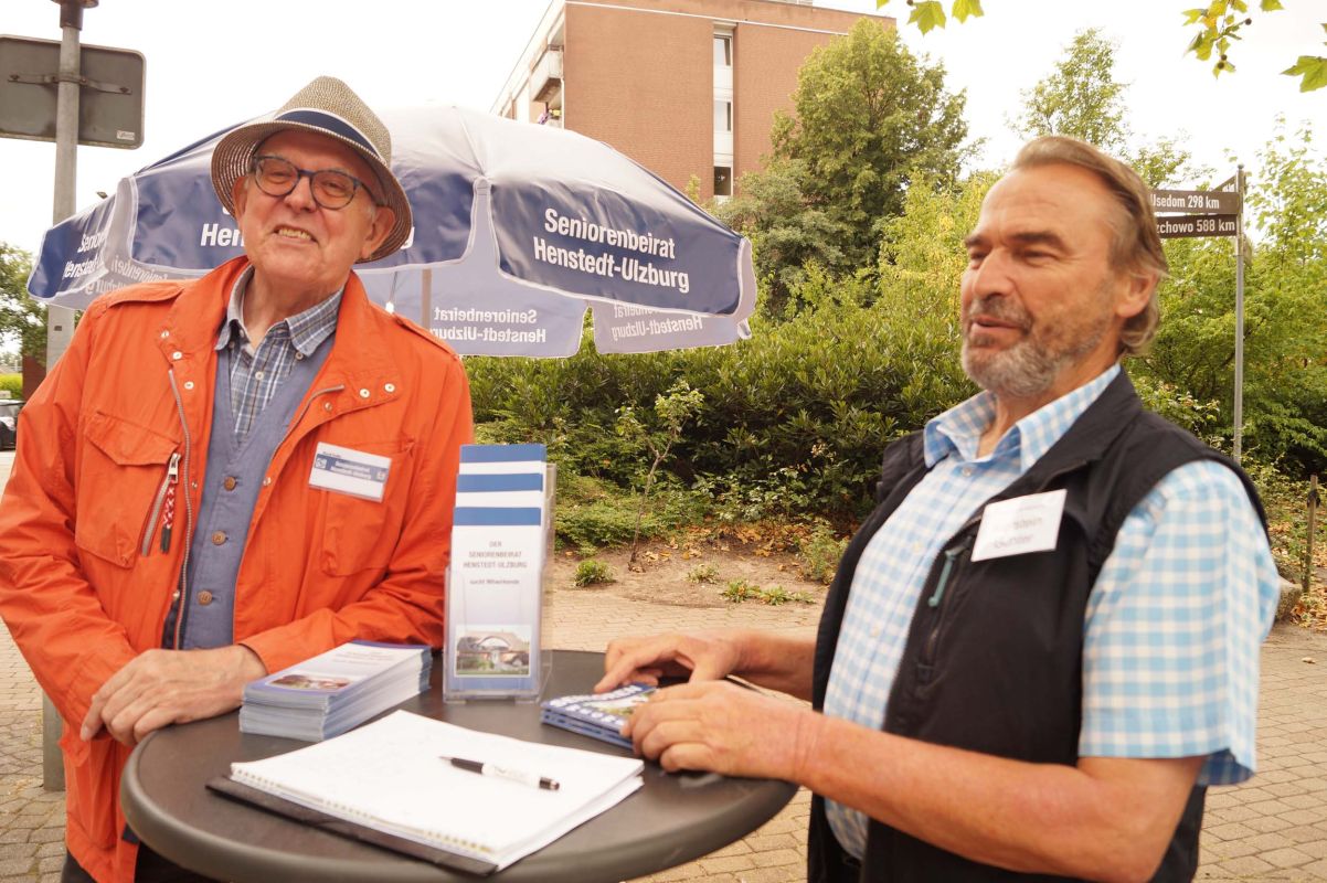 Mitglieder des Seniorenbeirats – wie hier Gerd Peltz (links) und Günter Kierstein – sind mit dem Informationsstand in der Gemeinde unterwegs. Foto: Seniorenbeirat