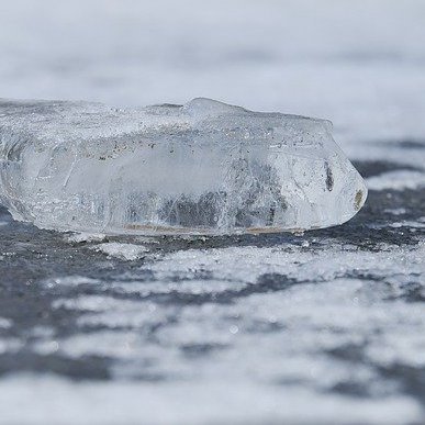 Große Gefahr: Eisflächen auf Seen und anderen Gewässern nicht betreten!